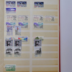Lot massif de timbres de France et Europe neufs et oblitérés en 9 albums.