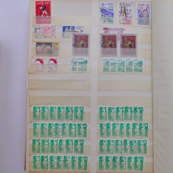 Lot massif de timbres de France et Europe neufs et oblitérés en 9 albums.