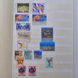 Lot massif de timbres de France et Europe neufs et oblitérés en 9 albums.