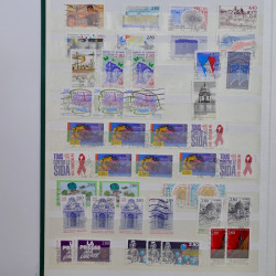 Lot massif de timbres de France et Europe neufs et oblitérés en 9 albums.