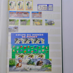 Lot massif de timbres de France et Europe neufs et oblitérés en 9 albums.