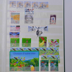 Lot massif de timbres de France et Europe neufs et oblitérés en 9 albums.