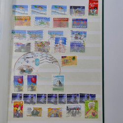 Lot massif de timbres de France et Europe neufs et oblitérés en 9 albums.