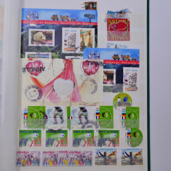Lot massif de timbres de France et Europe neufs et oblitérés en 9 albums.