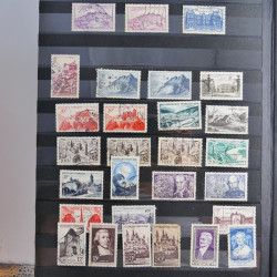 Lot massif de timbres de France et Europe neufs et oblitérés en 9 albums.