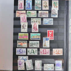 Lot massif de timbres de France et Europe neufs et oblitérés en 9 albums.