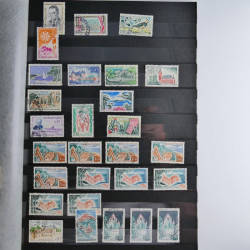 Lot massif de timbres de France et Europe neufs et oblitérés en 9 albums.