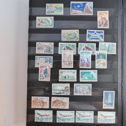 Lot massif de timbres de France et Europe neufs et oblitérés en 9 albums.