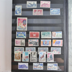 Lot massif de timbres de France et Europe neufs et oblitérés en 9 albums.
