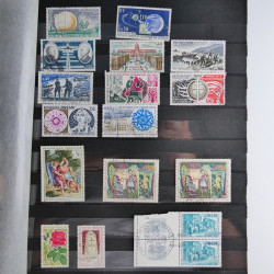 Lot massif de timbres de France et Europe neufs et oblitérés en 9 albums.