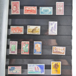 Lot massif de timbres de France et Europe neufs et oblitérés en 9 albums.