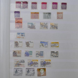 Lot massif de timbres de France et Europe neufs et oblitérés en 9 albums.