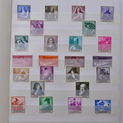 Lot massif de timbres de France et Europe neufs et oblitérés en 9 albums.