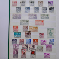 Lot massif de timbres de France et Europe neufs et oblitérés en 9 albums.