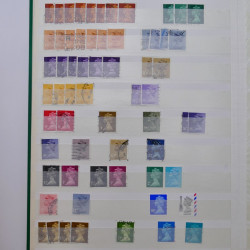 Lot massif de timbres de France et Europe neufs et oblitérés en 9 albums.