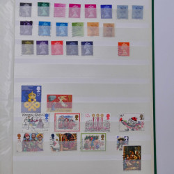 Lot massif de timbres de France et Europe neufs et oblitérés en 9 albums.
