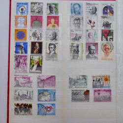 Lot massif de timbres de France et Europe neufs et oblitérés en 9 albums.