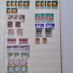 Lot massif de timbres de France et Europe neufs et oblitérés en 9 albums.