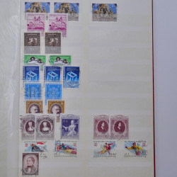 Lot massif de timbres de France et Europe neufs et oblitérés en 9 albums.