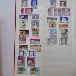 Lot massif de timbres de France et Europe neufs et oblitérés en 9 albums.