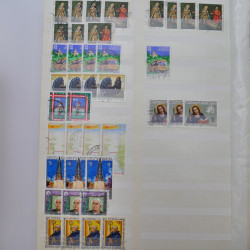 Lot massif de timbres de France et Europe neufs et oblitérés en 9 albums.