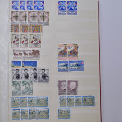 Lot massif de timbres de France et Europe neufs et oblitérés en 9 albums.