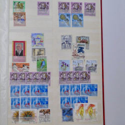 Lot massif de timbres de France et Europe neufs et oblitérés en 9 albums.