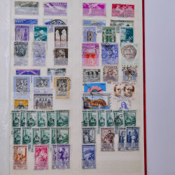 Lot massif de timbres de France et Europe neufs et oblitérés en 9 albums.