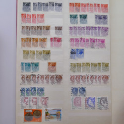 Lot massif de timbres de France et Europe neufs et oblitérés en 9 albums.