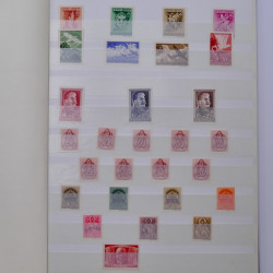 Lot massif de timbres de France et Europe neufs et oblitérés en 9 albums.