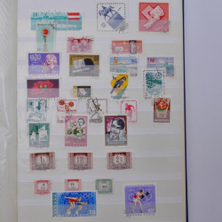 Lot massif de timbres de France et Europe neufs et oblitérés en 9 albums.