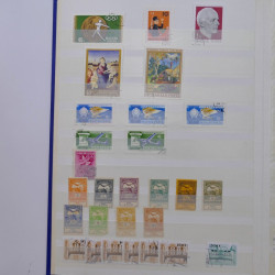 Lot massif de timbres de France et Europe neufs et oblitérés en 9 albums.