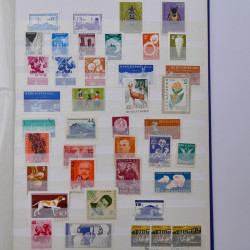 Lot massif de timbres de France et Europe neufs et oblitérés en 9 albums.