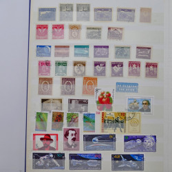 Lot massif de timbres de France et Europe neufs et oblitérés en 9 albums.