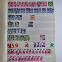 Lot massif de timbres de France et Europe neufs et oblitérés en 9 albums.