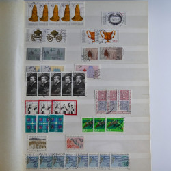 Lot massif de timbres de France et Europe neufs et oblitérés en 9 albums.