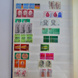 Lot massif de timbres de France et Europe neufs et oblitérés en 9 albums.