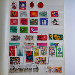 Lot massif de timbres de France et Europe neufs et oblitérés en 9 albums.