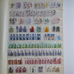 Lot massif de timbres de France et Europe neufs et oblitérés en 9 albums.