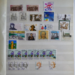 Lot massif de timbres de France et Europe neufs et oblitérés en 9 albums.
