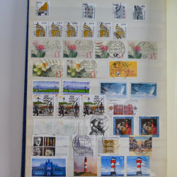 Lot massif de timbres de France et Europe neufs et oblitérés en 9 albums.