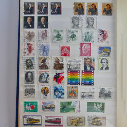 Lot massif de timbres de France et Europe neufs et oblitérés en 9 albums.