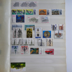 Lot massif de timbres de France et Europe neufs et oblitérés en 9 albums.