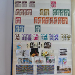 Lot massif de timbres de France et Europe neufs et oblitérés en 9 albums.