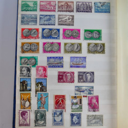 Lot massif de timbres de France et Europe neufs et oblitérés en 9 albums.