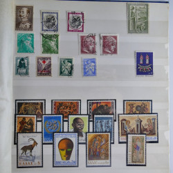 Lot massif de timbres de France et Europe neufs et oblitérés en 9 albums.