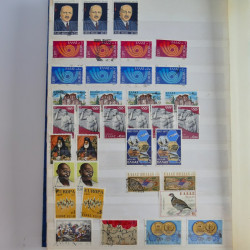 Lot massif de timbres de France et Europe neufs et oblitérés en 9 albums.