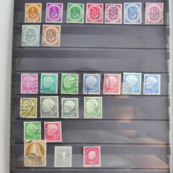 Lot massif de timbres de France et Europe neufs et oblitérés en 9 albums.