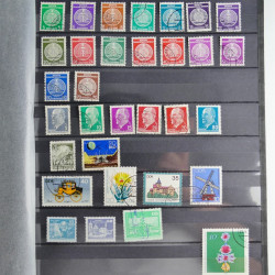 Lot massif de timbres de France et Europe neufs et oblitérés en 9 albums.