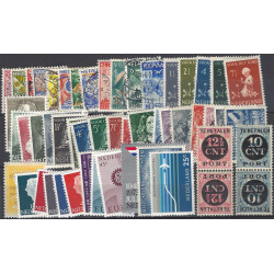 Pays Bas lot de timbres émis entre 1927-1977 neufs et oblitérés.